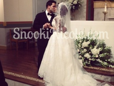 Nicole-Snooki-Polizzi-Jionni-LaValle-First-Kiss-at-Wedding-Alter