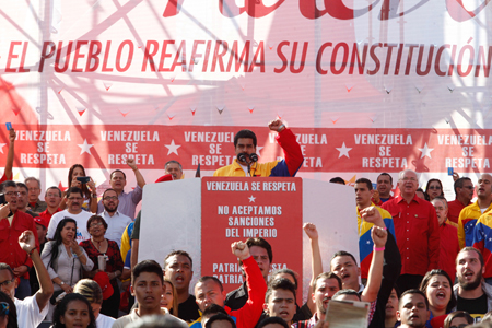 Maduro habló de Hugo Chávez y lo definió como "el comandante del amor infinito, del rostro inolvidable, el hombre que con su mirada nos dijo ahora si pueblo, ahora si viene lo grande". PRENSA PRESIDENCIAL