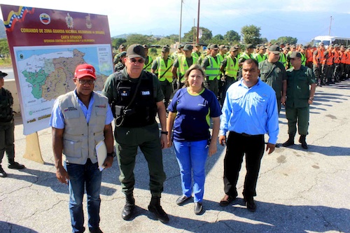 El vicepresidente de CorpoMiranda, Américo Mata (izquierda) junto al general (GNB) Luis Alberto Villalobos y la alcaldesa de Guatire, Thais Oquendo