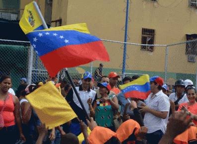  Durante la actividad, el mandatario regional además entregó a los vecinos del bloque 52 y 59, dos cancha deportivas recuperadas