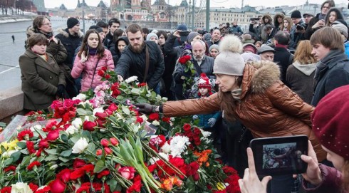 Cientos despiden con flores al dirigente opositor