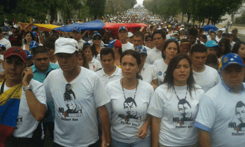 La familia de Kluiverth Roa caminó ayer junto a María Corina Machado y otros dirigentes de la oposición