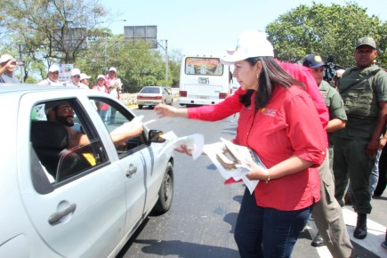 La ministra Meléndez supervisó varios de los terminales por donde transitarán los temporadistas