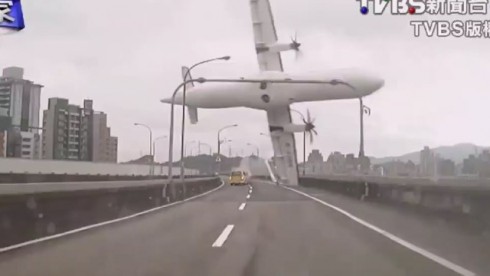 taiwan-transasia-crash-dash-cam-video-00000612-horizontal-gallery