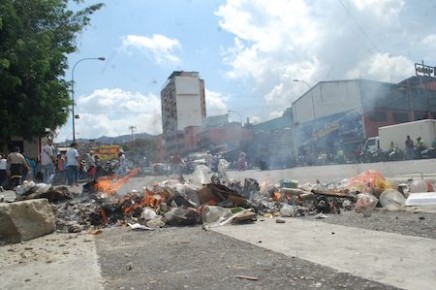 Buhoneros de Petare cerraron la Francisco de Miranda en protesta por supuestos excesos policiales