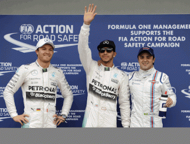 FOTO PRINCIPAL ** lewis.jpg ***ley *** El piloto de Mercedes Lewis Hamilton saluda en el centro del podio junto a su compañero Nico Rosberg, izquierda, y Felipe Massa, de Williams, derecha, después de la clasificación para el Gran Premio de Australia de F1 