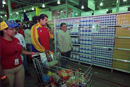  El presidente Nicolás Maduro junto al presidente de Corpomiranda y ministro de Comunas, Elías Jaua, en la inauguración del Gran Abasto Bicentenario en Valles del Tuy