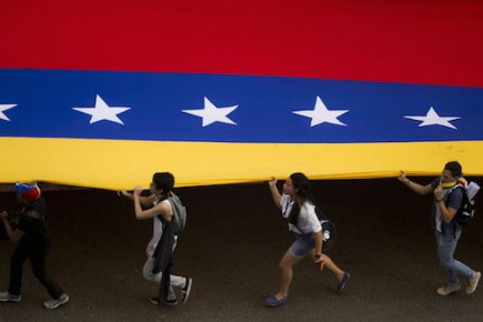 EL DIÁLOGO ENTRE GOBIERNO Y OPOSICIÓN NO DESMOVILIZA LAS PROTESTAS EN CARACAS