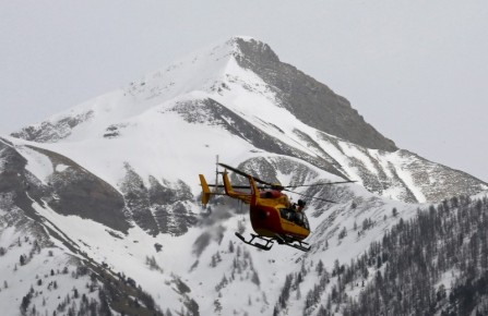 Un helicóptero de rescate en un operativo en el sitio del accidente de un avión Airbus A320 cerca de Seyne-les-Alpes, Francia