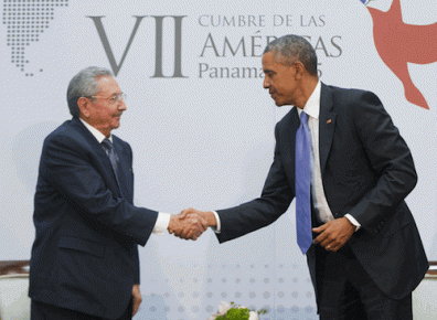 Obama y Castro se sentaron uno al lado del otro y conversaron, en un formato similar al que usa el presidente estadounidense cuando recibe a un mandatario extranjero en el Despacho Oval