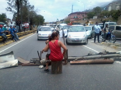 Con tubos, piedras y cauchos, vecinos de Barrio Metropolitano cerraron la GMA