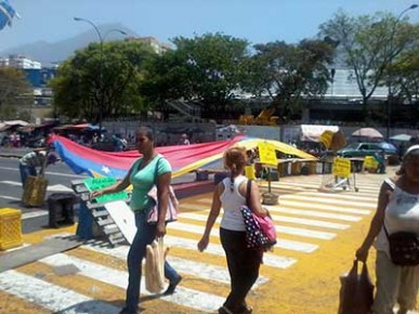 Buhoneros del municipio Sucre se mantienen en protesta por desalojo de la Redoma de Petare