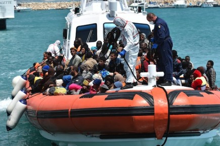 Un barco de la Guardia Costera italiana con migrantes llega al puerto de Pozzallo cerca de Ragusa el 19 de mayo del 2014. Los expertos sostienen que el plan de la Unión Europea de desbaratar el negocio de los traficantes de seres humanos y destruir sus embarcaciones en el Mediterráneo es un disuasivo a corto plazo que probablemente será peligroso, costoso y difícil de ejecutar (AP Foto/Carmelo Imbesi)