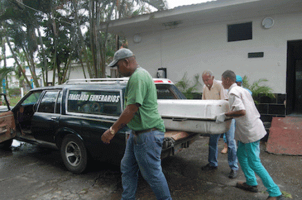 Los cuerpos de los delincuentes fueron llevados a  Medicatura Forense de Cuacagua para su identificación. Foto: Jaime Manrique