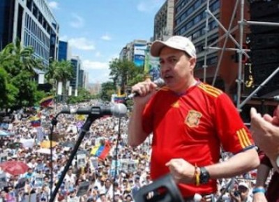 Como muestra de MUD “unida” o, mejor, desunida, resalta el fallido llamado a la marcha del 6 de junio que hicieran los seguidores de la derecha fascista ultraradical, en la que el “líder” Richard Blanco dio una fervorosa demostraciónde su pasión futbolística por el equipo emblemático de la desacreditada monarquía española 