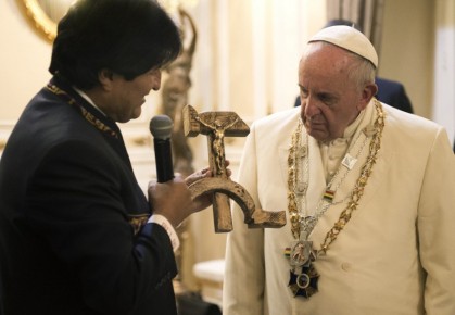 TOPSHOTS This handout picture released by the Vatican press office on July 8, 2015 shows Bolivian President Evo Morales exchanging gifts with Pope Francis in La Paz during his pastoral trip in South America.  AFP PHOTO/ OSSERVATORE ROMANO/HO   RESTRICTED TO EDITORIAL USE - MANDATORY CREDIT "AFP PHOTO / OSSERVATORE ROMANO" - NO MARKETING NO ADVERTISING CAMPAIGNS - DISTRIBUTED AS A SERVICE TO CLIENTS