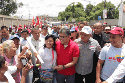  Luego de la inauguración Jaua y Marcano realizaron un recorrido por toda la obra, acompañado de los ciudadanos que se acercaron a presenciar este acto