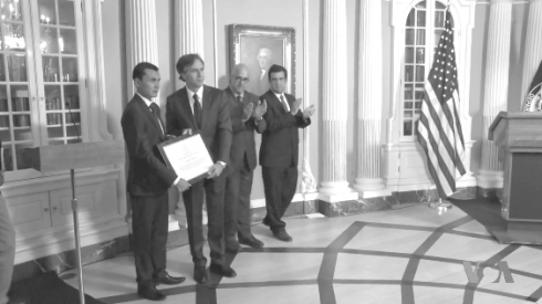 Askarov recibiendo el reconocimiento, al fondo, los abogados del Foro Penal Venezolano que también fueron honrados por el Departamento de Estado