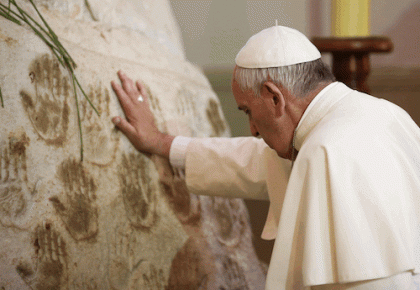 El papa Francisco reza en el Santuario de la Virgen de Caacupé en Caacupé, Paraguay, el más importante lugar de peregrinación de ese país. Foto: AP 