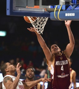 El baloncesto criollo juega hoy por un pase a la final del Preolímpico AFP / Yuri Cortez