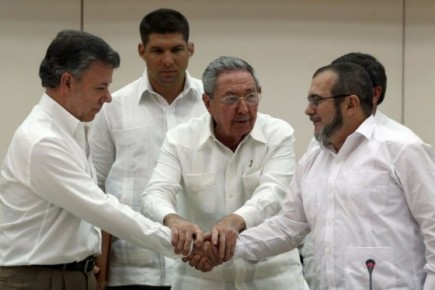  De nuevo un Santos con cara de pocos amigos y sin poder usar un pañuelo le dio la mano a Timochenko, esta vez con Raúl Castro quien ha resultado todo un buen oficiante