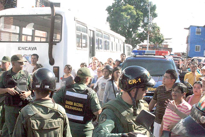 CAR05. SAN CRISTOB(VENEZUELA), 03/11/2011.- Miembros de la policÌa venezolana prestan guardia este, miÈrcoles 2 de noviembre de 2011, en las afueras de la c·rcel de San Cristobal, (Venezuela), donde se amotinaron unos reclusos tras un enfrentamiento entre bandas que dejÛ ocho muertos. Una agente rehÈn de los amotinados, en la c·rcel policial del suroeste venezolano, fue liberada hoy, jueves 3 de noviembre de 2011, adem·s de los cuerpos de los reclusos muertos, dijo a los periodistas el general del EjÈrcito HÈctor Coronado, quien garantizÛ que los soldados no usar·n la fuerza contra los reos. EFE/ George Castellanos