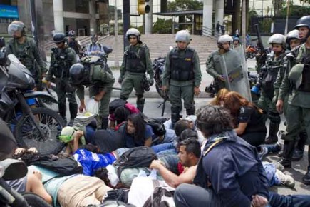 Cuando ya no pueden ellos ocultarse tras sus firmas en distantes informes o cuando no pueden esconderse en sus disfraces de “Robocop”, quedando a merced de defensores que no les temen y que saben que la razón está de su lado, pasan un muy mal rato Foto: Archivo / La Voz