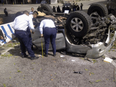  La camioneta volcó y tres maleantes resultaron abatidos