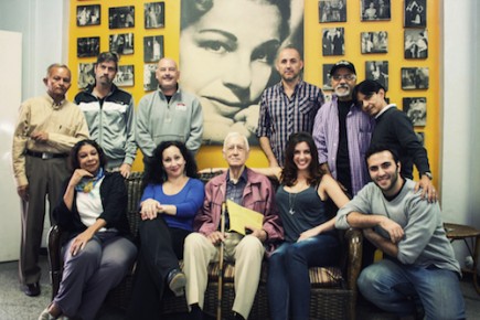 El gran actor Carlos Márquez (en el centro), y el dramaturgo Andrés Martínez, son parte de la lujosa cofradía de hombres y mujeres de  teatro que integran la Escuela Juana Sujo