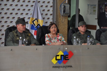 La presidenta del CNE, Tibisay Lucena, recibió este jueves ministro del Poder Popular para la Defensa, Vladimir Padrino López y el alto mando de la Fuerza Armada Nacional Bolivariana. NEWS FLASH / JC 