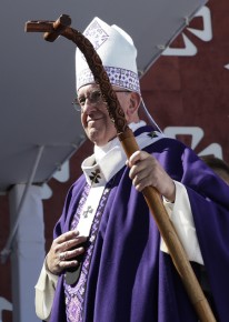 Francisco lució en Chiapas la mitra y la casulla morada con bordados indígenas. AFP / MAX ROSSI 