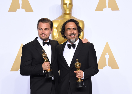 “El renacido" convirtió a Alejandro González Iñárritu en el tercer director capaz de ganar dos estatuillas, y también coronó la carrera de Leonardo DiCaprio, quien se alzó con el primer Óscar de su carrera. FOTOS ROBYN BECK / AFP 