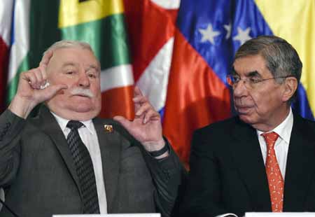  Los premios Nobel de Paz, el polaco , Lech Walesa, y el costarricense Oscar Arias, durante la rueda de prensa este jueves en el Asamblea Nacional AFP / JUAN BARRETO