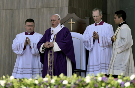  En la víspera del acto litúrgico, el papa presionó a líderes políticos y obispos a combatir la violencia derivada del narcotráfico. AFP / ALFREDO ESTRELLA 