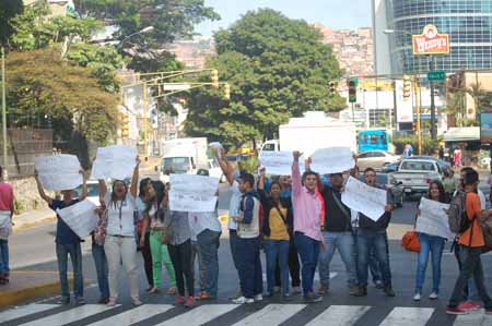 Universitarios indignados cerraron las vías haciéndole un llamado a las autoridades FOTOS / GIOVANNI MARTÍNEZ 