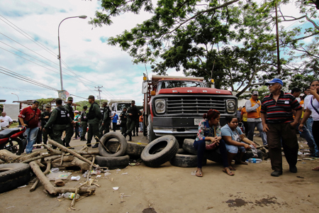 Los accesos al pueblo siguen cerrados AFP / WILLIAM URDANETA