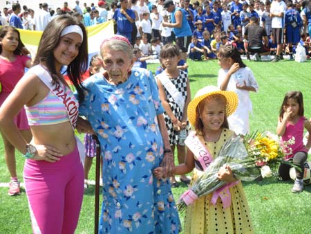 Camila Capote estuvo muy activa este domingo en la cancha que lleva su nombre. Aquí posa junto a las niñas que resultaron elegidas como madrinas del evento