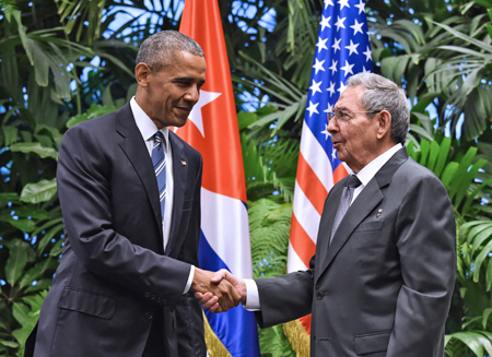 Barack Obama saludó de forma cordial a Raúl Castro Ruz, previo a un encuentro privado de dos horas en el Palacio de la Revolución en La Habana, donde prometió que "el destino de Cuba no será decidido por Estados Unidos ni ninguna otra nación". AFP / NICHOLAS KAMM 