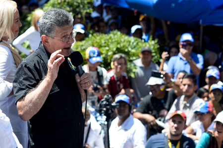 Ramos Allup se dirigió a la concentración opositora en Caracas AFP / Federico Parra 