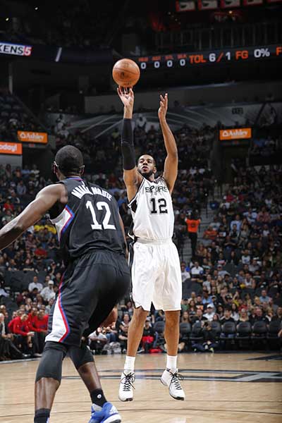 SAN ANTONIO, TX - MARCH 15: LaMarcus Aldridge #12 of the San Antonio Spurs shoots against Luc Richard Mbah a Moute #12 of the Los Angeles Clippers on March 15, 2016 at the AT&T Center in San Antonio, Texas. NOTE TO USER: User expressly acknowledges and agrees that, by downloading and or using this photograph, user is consenting to the terms and conditions of the Getty Images License Agreement. Mandatory Copyright Notice: Copyright 2016 NBAE (Photos by Chris Covatta/NBAE via Getty Images/AFP