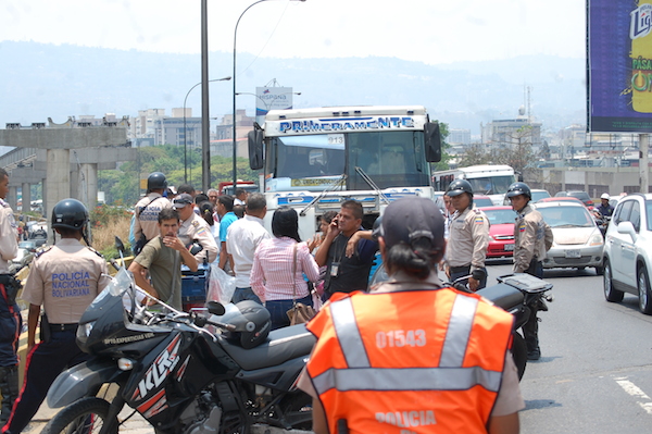 foto 1. robo transporte El hecho se produjo a la altura de la recta de La Urbina, al final de la Autopista Francisco Fajardo Foto Giovanni Martínez/LaVoz