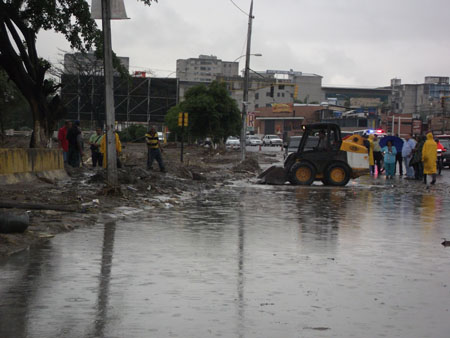 Este jueves nuevamente el aumento de la quebrada aledaña la sector Valle Verde, despertó la alerta para los organismos de seguridad y público general