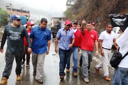 Américo Mata, presidente (e) de Corpmiranda, junto al edil Luis Figueroa y vecinos de zonas de Caucagüita, constataron el avance de los trabajos que ejecutan cuadrillas de limpieza y mantenimiento. CORTESIA / CORPOMIRANDA 