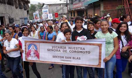  A las nueve de la mañana partió la primera ruta de la caminata de la fe católica desde Graveuca en el sector La Línea, y desde allí recorrió las calles de Maca, el barrio Unión, Padre Misas y otras zonas. CORTESIA / RAMON ANTONIO PEREZ 