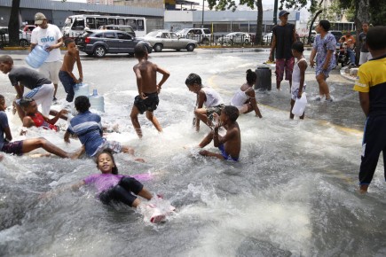 Una Tuberia de HidroCapital quedó abierta por error en la Avenida Andrés Bello lo que produjo que los vecinos vinieron a recolectar agua y disfrutar de un baño en medio de la calle aprovechando el agua limpia. Fotos Gabriela Pulido Ccs 01 de abril 2016