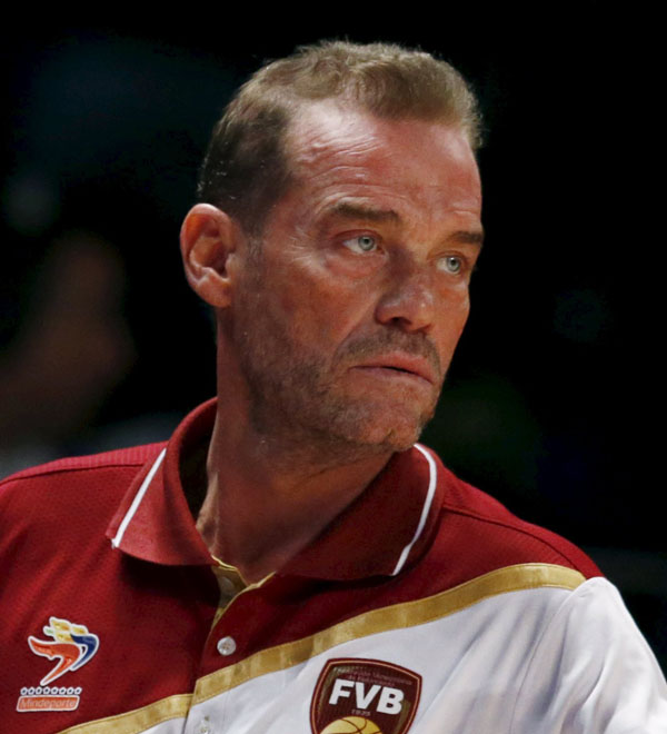 Head coach of Venezuela Nestor Garcia gives instructions to his players during their 2015 FIBA Americas Championship basketball game against Dominican Republic, at the Sport Palace in Mexico City, September 6, 2015. REUTERS/Henry Romero