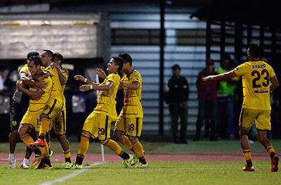 Robert Mejia (L) of Venezuelaís Trujillanos celebrates with teammates after scoring against Boliviaís The Strongest during their Copa Libertadores 2016 football match at the Jose Alberto Perez stadium, in Valera, Venezuela, on April 12, 2016. / AFP PHOTO / FEDERICO PARRA