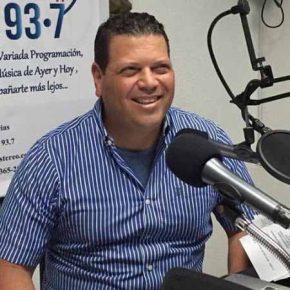 Emilio Materán, conduce todos los martes el programa Almorzando con Emilio por la señal de Copacabana Stereo 93.7 FM