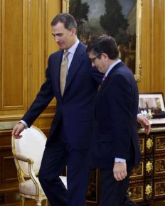  En esta foto del 26 de abril del 2016, el rey español Felipe VI camina junto al titular del Parlamento Patxi López durante una reunión en el Palacio de la Zarzuela en Madrid. AP / ANGEL DIAZ 