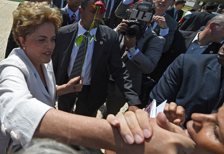  Rousseff Se va del cargo con apenas un 10% de popularidad, en medio de una grave recesión económica y un escándalo de corrupción que ha manchado a buena parte de la élite del poder en Brasilia. AFP / VANDERLEI ALMEIDA